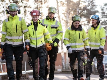 Byggnadsarbetare i grupp